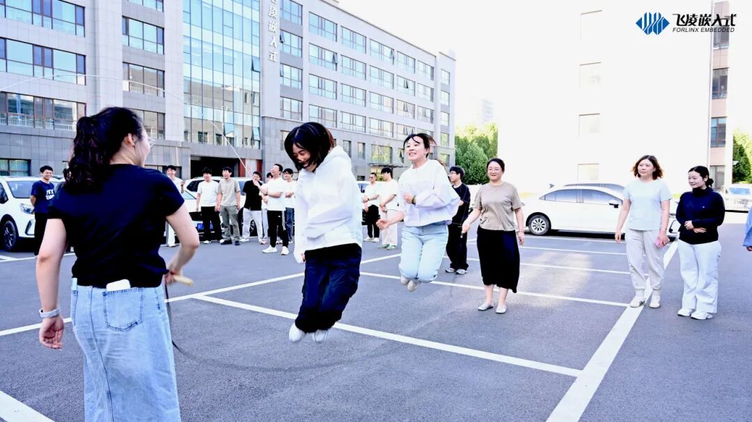 团体跳绳比赛现场
